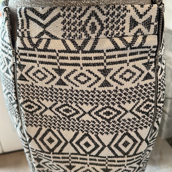 Quinn Geo Print Cutout Crop Top & Zippered Skirt Set Size Medium - Picture 10 of 15